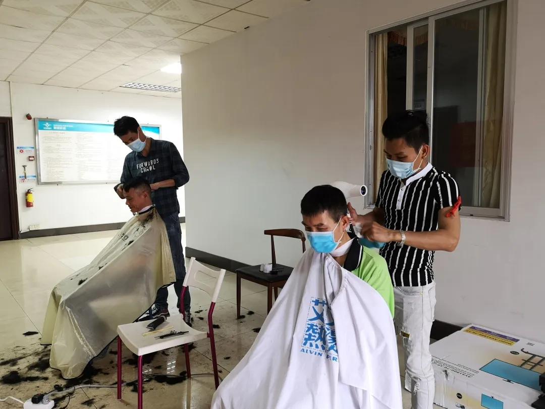 Actividades de cuidado - corte de pelo.